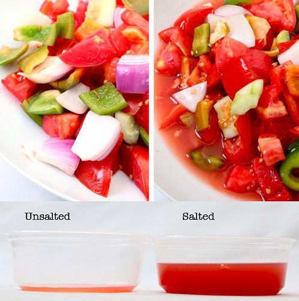 6. Salatanız tuzlu olmasın istiyorsanız, kullanacağınız sebzeleri önceden tuzlayın; hem sebzelerinizin fazla suyu çıkacak hem de daha sert kalacaklar.