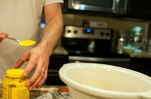 Sos ya da sulu yemek pişirirken fıstık ezmesi ya da hardal kullanabilirsiniz. Bu yemeğin kıvamını ve aromasını çoğaltacaktır.