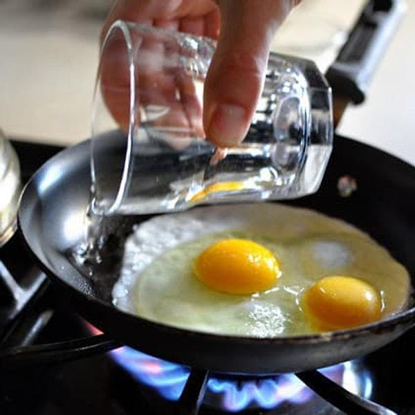 11. Çılbır yumurta yapmak zor geliyorsa, bir de bu yöntemi deneyin!