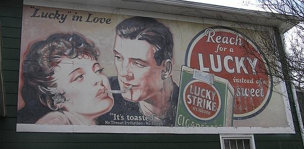15. Amerika’da Lucy Strike sigaraları için reklam yapıp kadınların sigaraya başlamasını sağlayan ve reklamcılıkta çığır açıp bugünkü reklamlarda önemli bir payı olan Edward Bernays, Sigmund Freud’un yeğenidir ve onun kitaplarından öğrendiklerini reklamcılığa uygulamıştır.
