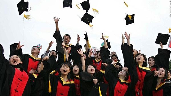 12. Çin’deki kadın öğrenciler erkek öğrencilere oranla öyle başarılı ki, üniversiteler kontenjanlarına erkek kotası koymaya başladı.