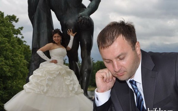 2. Изменяет в первый же день... с памятником