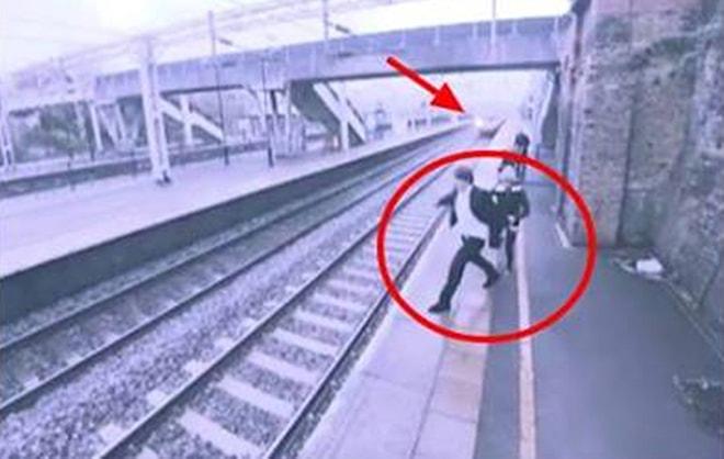 Trenin Önüne Atlayarak İntihar Etmek Üzere Olan Adamı Son Anda Kurtaran Kahraman Kadın