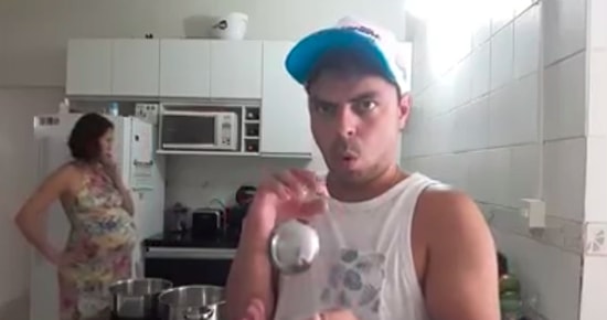 Жена фокусника нечаянно раскрыла его трюк