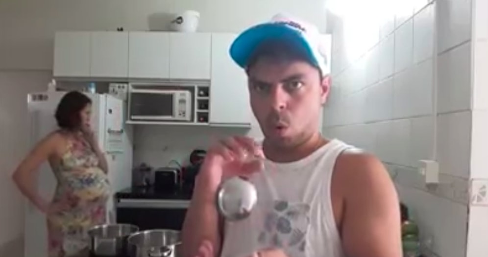 Жена фокусника нечаянно раскрыла его трюк