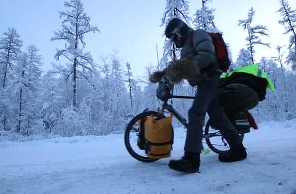 Холодной погоде не рад только французский велосипедист-экстремал, ведь по пути в Оймякон у молодого человека растрескались и порвались покрышки на колесах.
