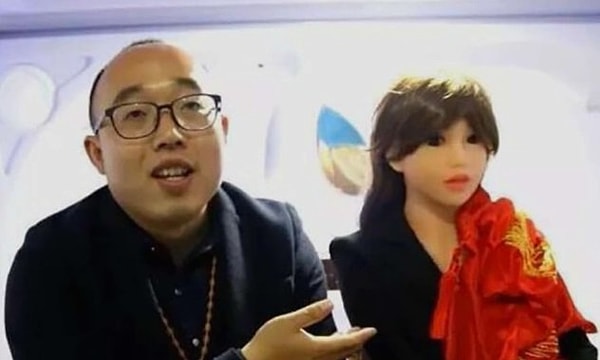 2. Чжэн Цзяцзя женился на роботе