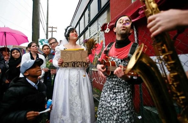 3. Вавилония Айваз вышла замуж за складское здание