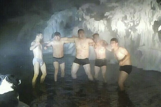 Kanı kaynayan köylüler ve turistler sıcak termal suda keyif yaparken!