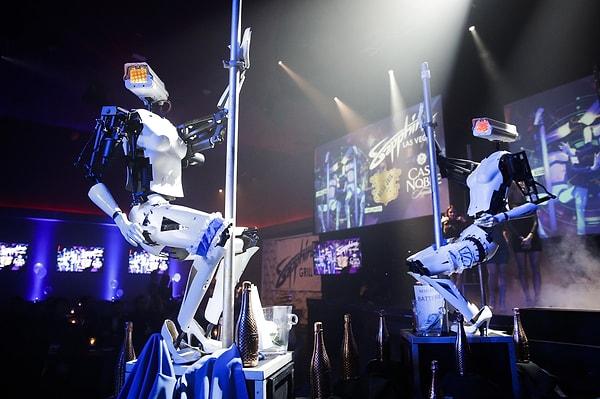 Ex-Machina'yı aratmayacak bu robotlar Las Vegas'ta bir 'Centilmenler Kulübü'nde dans ediyor.