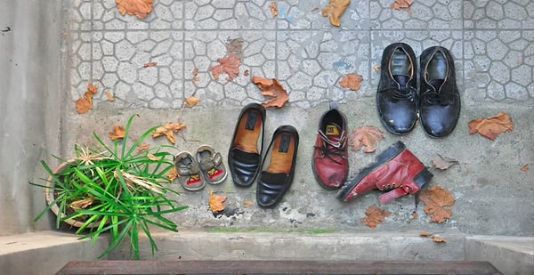 3. Проходят дни, недели, месяцы, годы, и у порога дома лежат туфельки еще одного ребенка этой семьи.