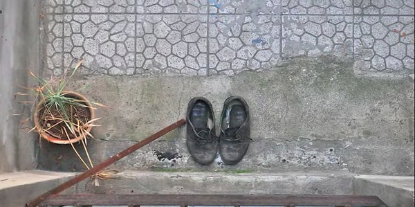 10. Не изменилась только одна вещь: ботинки отца семейства остались прежними.