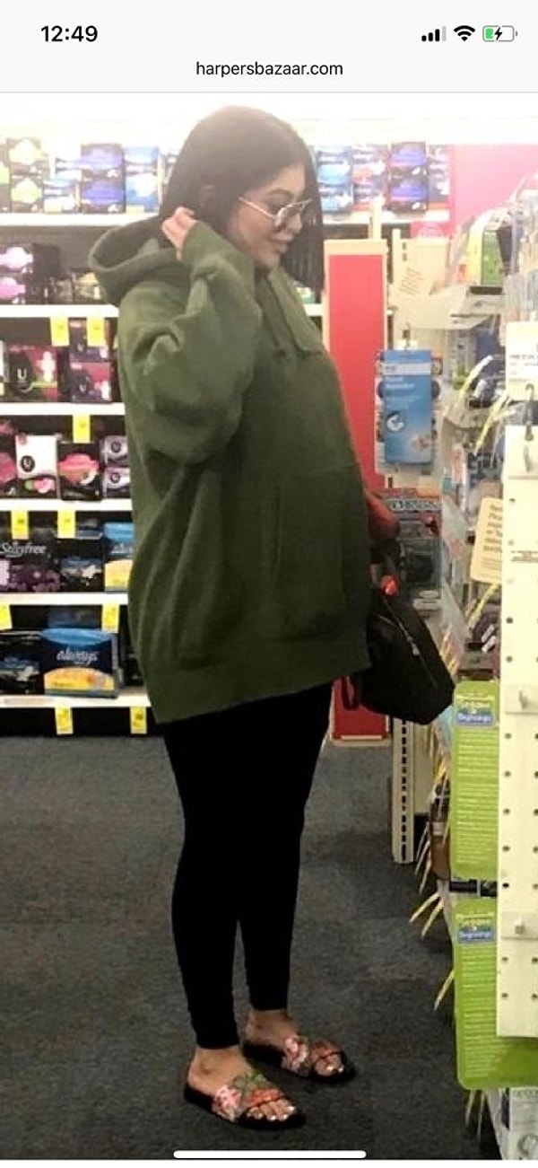 6. … Если бы звезда не была замечена в людных местах, и ее животик не был на месте (впрочем, многие считают, что это был двойник Кайли, так как по фото невозможно сказать с уверенностью, что это была именно она).