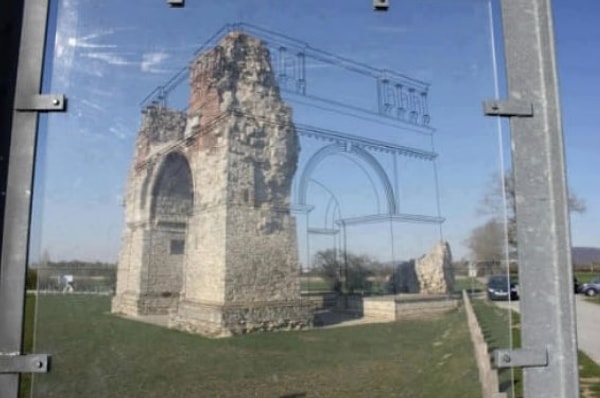 2. Гениальный метод показать, как выглядели исторические здания до того, как стали разрушаться