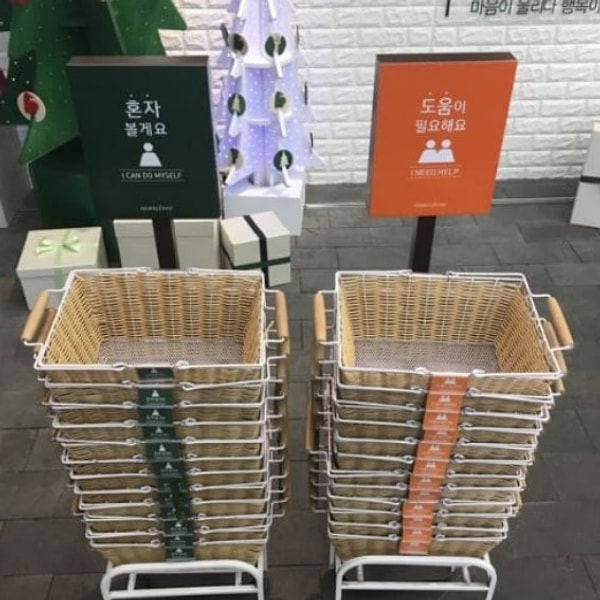 4. Корзины, которые подскажут консультанту, нужна ли вам помощь. Возьмете оранжевую, и к вам подойдут, выберете зеленую, и вас не будут беспокоить