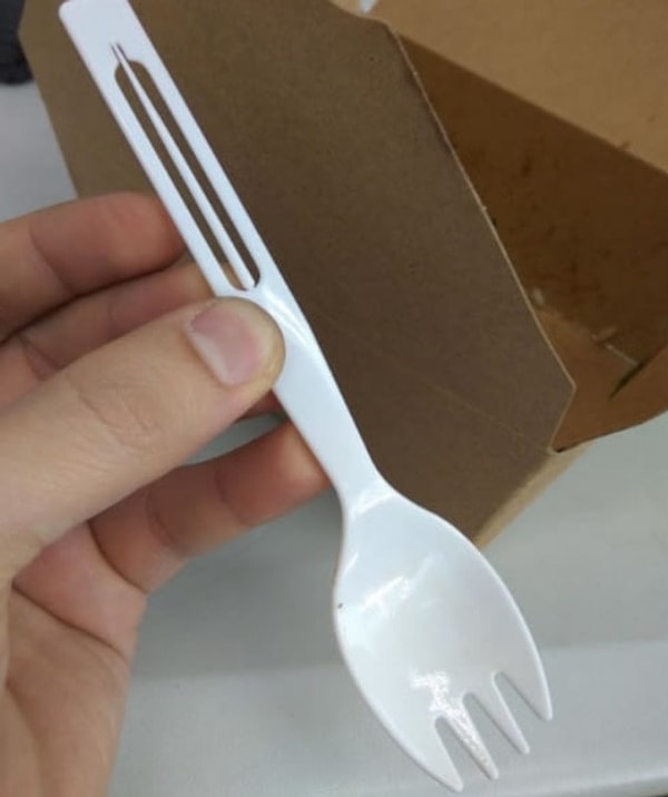 5. Комбинированная ложка с вилкой, внутри которой есть еще и зубочистка