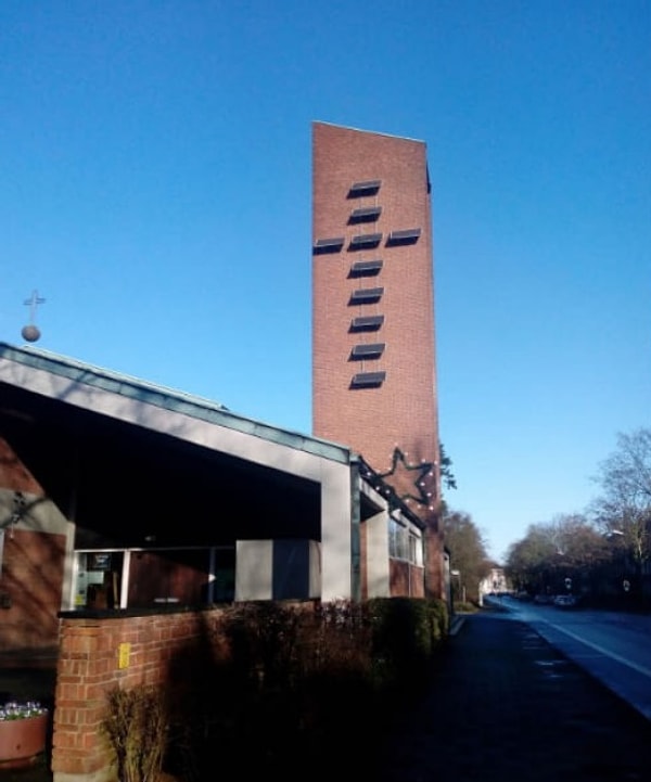 15. То, как расположили солнечные батареи на здании церкви