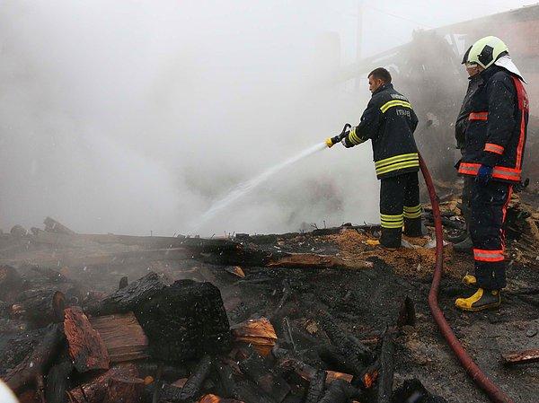 Olay yerine gelen ekipler, yangına müdahale etti.