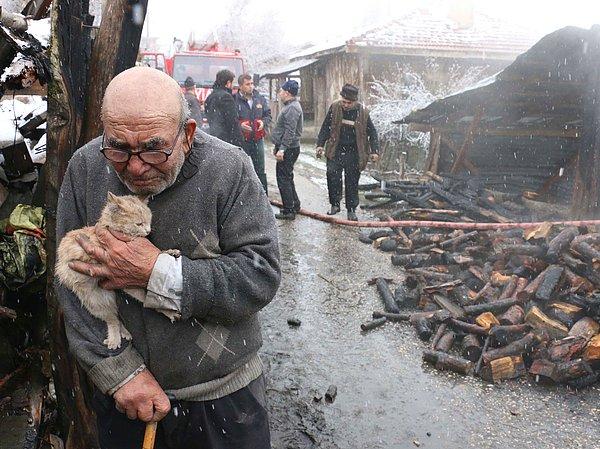Yangından kurtarılan kedisine sarılan 83 yaşındaki Ali Meşe, kedisini kucağına alarak gözyaşları içerisinde evinin yanışını izledi.