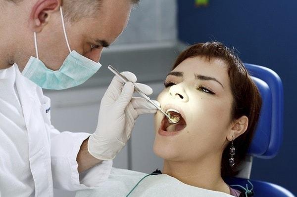 8. Konuşulacak o kadar çok sorun varken konuyu mutlaka dönüp dolaştırıp diş macununa getiren ve diş macunu satışı yapan diş hekimleri.