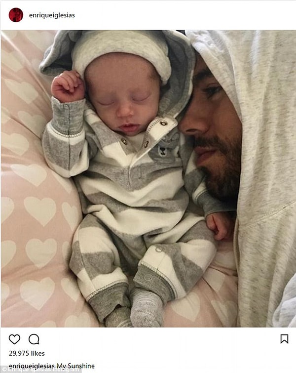 1. Обе фотографии были подписаны: "Мое солнышко"