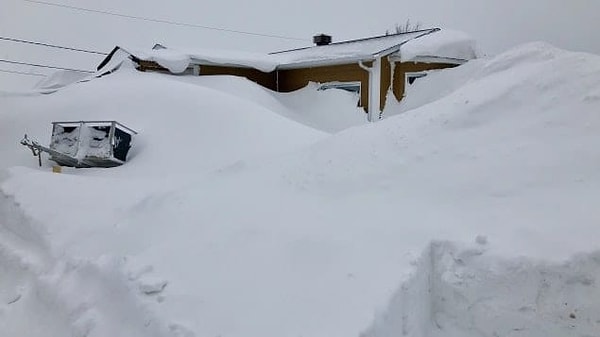 5. В Сен-Брюно, Канада, снега навалило по крышу