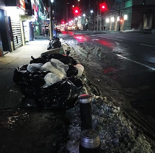 10. Из-за погодных условий мусорщики не выходят на работу, и на улицах складируются отходы