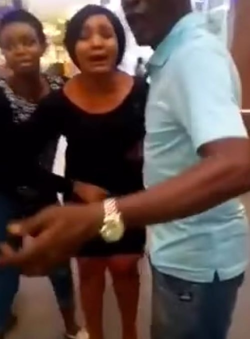 Mirror'da yer alan habere göre, videoyu Facebook'a yükleyen Christy Glo isimli kişi evlilik yapan kadının arkadaşıymış ve söylediğine göre adam ortamdan ayrılmadan önce teklifi yapan kadının kulağına evli olduğunu söylemiş.