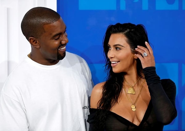 Kim Kardashian ve Kanye West, Salı günü üçüncü çocuklarının dünyaya geldiğini duyurdu. Çiftin üçüncü çocuğunu taşıyıcı anne doğurdu.