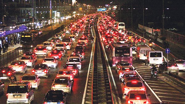 10. Hiç alakasız bir yoldaki yoğunluktan ötürü tüm şehrin trafiğinin kilitlenmesi