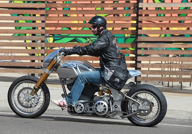 6. Motor sporları takım arkadaşlarının hepsine Harley Davidson hediye eden bir dost.