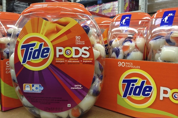 6. Порошок в капсулах для стирки более концентрирован, чем обычный жидкий порошок. Он содержит большое количество поверхностно-активных веществ и химикатов, которые помогают убирать пятна.