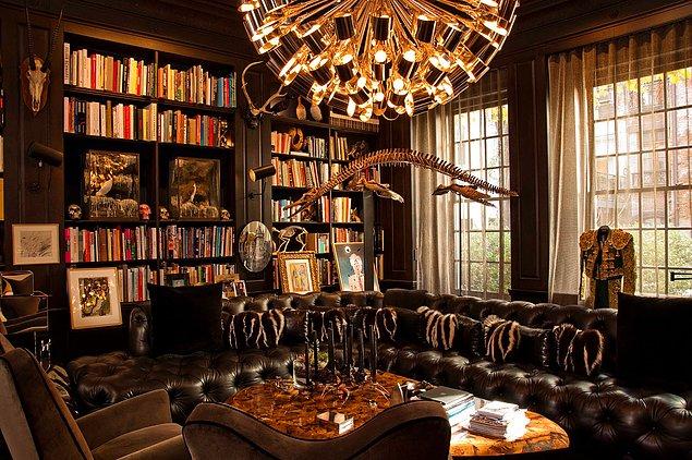2. Sarı tonlarının hakim olduğu ve güneş ışığının her daim güzel görüntüler yarattığı evinizde böyle şık bir kütüphane tasarlayabilirsiniz.