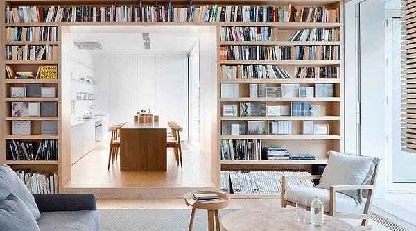 12. Alandan tasarruf etmek için açık mutfağınızla salonunuzun birleşme yerine böyle bir kütüphane ekleyebilirsiniz.