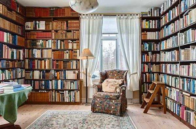 15. Az eşyayla şık bir ortam oluşturmak, sıcak bir görüntüyle gününüze devam etmek istiyorsanız böyle bir kütüphaneyle evinizi bir kitap cennetine çevirebilirsiniz.