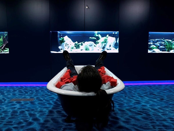 6. Не зацепили все предыдущие места для отдыха? Милости просим в "мягкую" ванную с видом на аквариум.