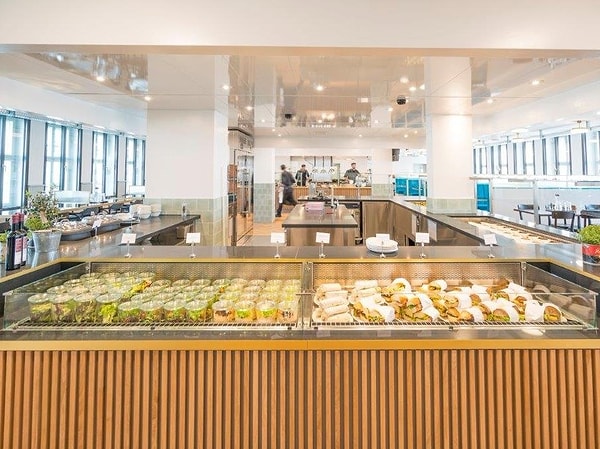 9. Еда, конечно же, безлимитна. Во время перерыва (и не только) сотрудники компании могут брать все, что их душе угодно.