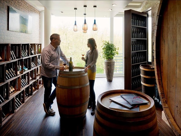 19. Думаете, на этом все? Как бы не так! Здесь есть даже свой винный погреб, где все... да, безлимитно и бесплатно!!