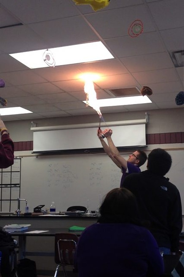 7. Осу можно было убить книжкой или тетрадкой, но она так достала учителя, что он...