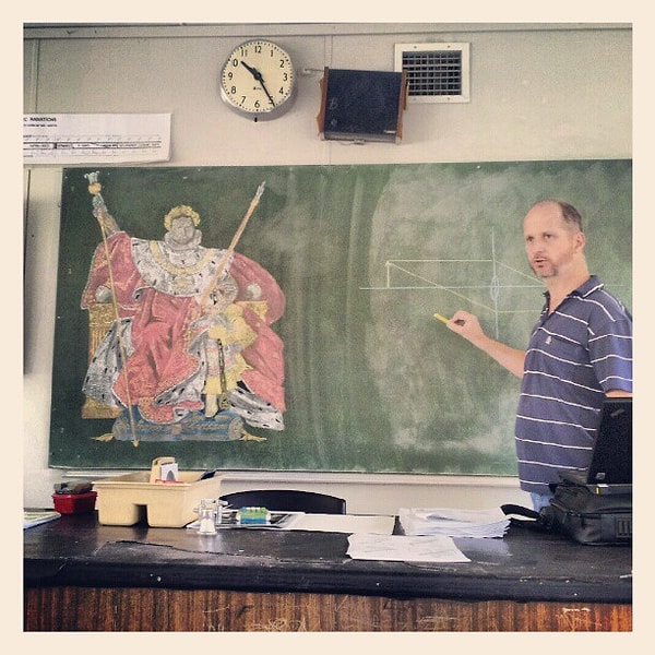 8. Каждый урок этого преподавателя заканчивается очередным шедевром на доске. Ему надо было быть художником!