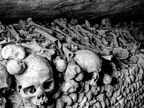 13. Paris Yeraltı Mezarlığı (Catacombes) - Fransa