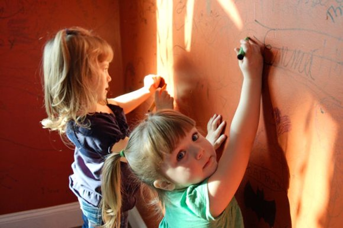 Лет углу ставит. Лет углу ставит. Ребенок в углу. Ребенок в углу. Мальчик в углу.