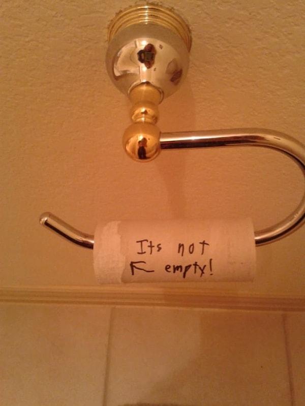 12. Bu beyefendi ise tuvalet kağıdını değiştirmemek için bitmediğini iddia ediyor.