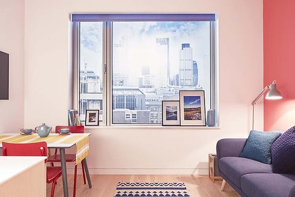 4. Потолки в квартире достигают 3,2 метров. Помещение имеет большое окно с подоконником, что позволяет дневному свету проникать в помещение.