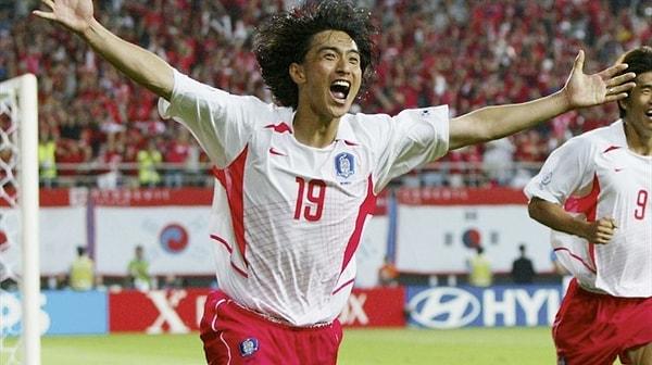 10. 2002 Dünya Kupası’nda attığı golle İtalya’nın elenmesine sebep olan Güney Koreli Ahn Jung-hwan’ın sözleşmesi oynadığı İtalyan kulübü olan Perugia tarafından feshedildi.