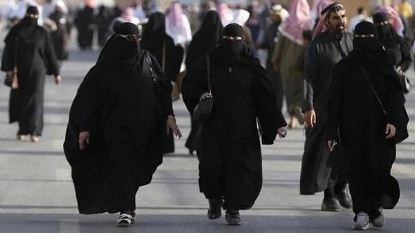 2017 yılının mayıs ayında Suudi Arabistan Kralı Selman bin Abdulaziz'in imzaladığı kararnameyle, Suudi kadınların üzerindeki kısıtlamaların hafifleyeceği kararı alınmıştı.