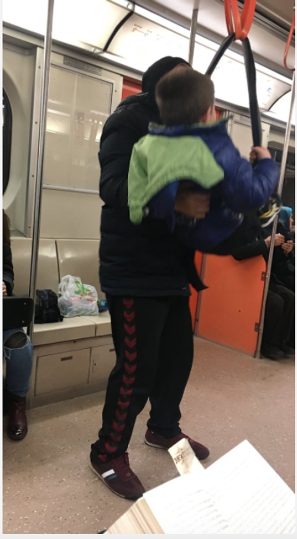 Бонус: Отец, который качает своего малыша всегда и везде!