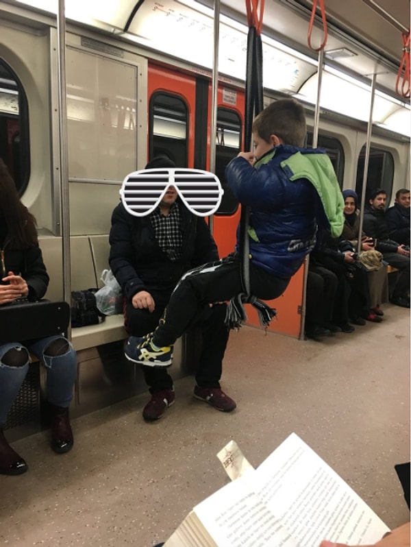 Бонус: Отец, который качает своего малыша всегда и везде!