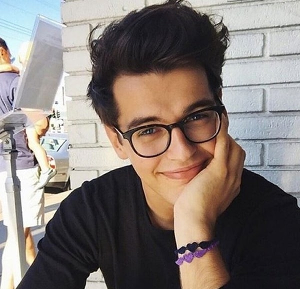 1. Он поднимает брови