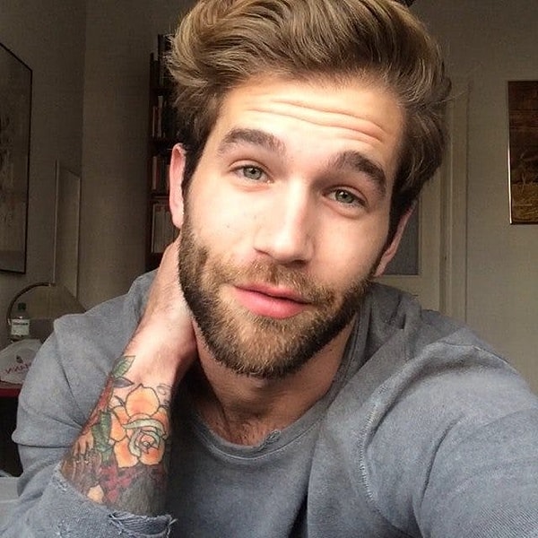 3. Трогает свое горло